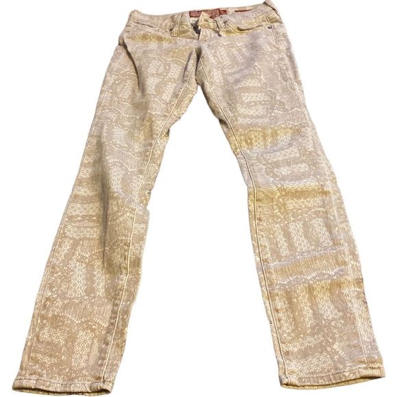 Lucky Brand Pants - Lucky legend lace looking khaki colored skinny pants Size 26
